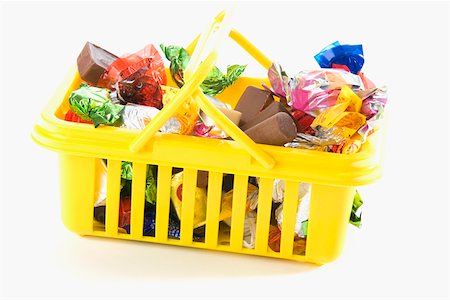 Gros plan de chocolats et de cadeaux dans un panier Photographie de stock - Premium Libres de Droits, Code: 625-01250196