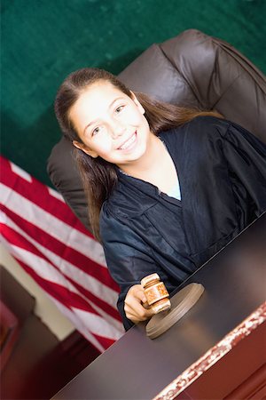 Portrait d'une jeune fille se faisant passer pour un juge Photographie de stock - Premium Libres de Droits, Code: 625-01250200