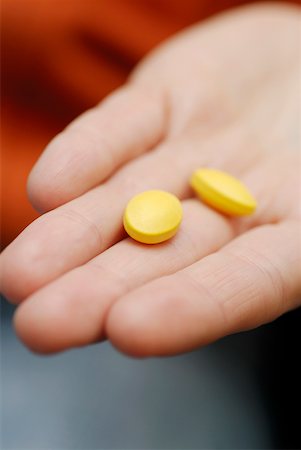 simsearch:625-02932810,k - Close-up of two pills on a person's hand Fotografie stock - Premium Royalty-Free, Codice: 625-01250219