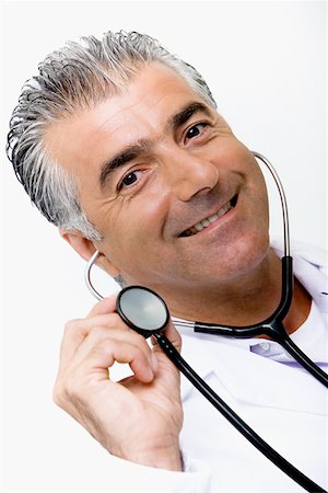 simsearch:625-01252198,k - Portrait of a male doctor holding a stethoscope and smiling Foto de stock - Royalty Free Premium, Número: 625-01250291