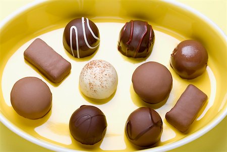 Vue grand angle de chocolats assortis dans une barre d'état Photographie de stock - Premium Libres de Droits, Code: 625-01250347