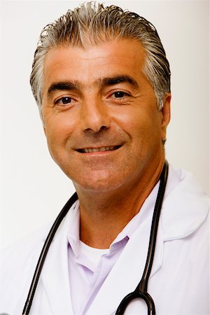 simsearch:625-01252198,k - Portrait of a male doctor with a stethoscope around his neck and smiling Foto de stock - Royalty Free Premium, Número: 625-01250491
