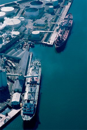 simsearch:625-01251834,k - Aerial shot of ships at an oil refinery Foto de stock - Sin royalties Premium, Código: 625-01250510