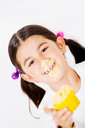 simsearch:625-01251733,k - Portrait d'une jeune fille avec de la crème sur le visage Photographie de stock - Premium Libres de Droits, Code: 625-01250744
