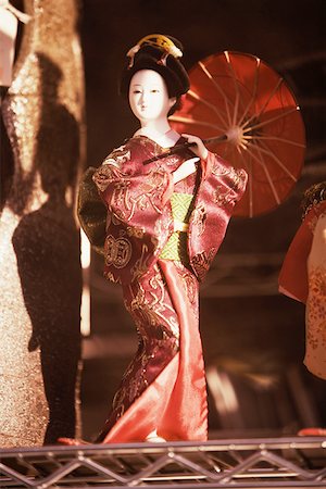 Close-up of a mannequin wearing a kimono and holding a parasol Stock Photo - Premium Royalty-Free, Code: 625-01250883