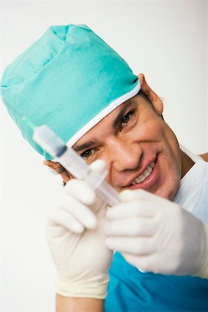 simsearch:625-01252198,k - Portrait of a male surgeon holding a syringe Foto de stock - Royalty Free Premium, Número: 625-01250976