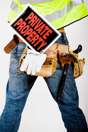 propiedad privada - Mid section view of a man wearing a tool belt with a Private Property sign Foto de stock - Sin royalties Premium, Código: 625-01251014