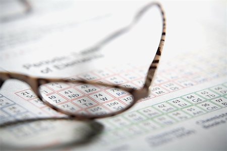 Close-up of a pair of eyeglass on a periodic table Foto de stock - Sin royalties Premium, Código: 625-01251452