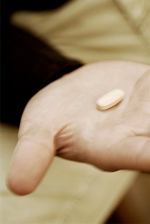 simsearch:625-02267134,k - Close-up of a pill on a person's hand Fotografie stock - Premium Royalty-Free, Codice: 625-01251599
