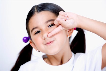 simsearch:625-01251733,k - Portrait d'une fille avec son doigt dans son nez Photographie de stock - Premium Libres de Droits, Code: 625-01251874