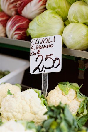 Close-up of cauliflowers and cabbages in a vegetable store Stock Photo - Premium Royalty-Free, Code: 625-01252056