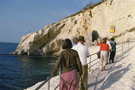 simsearch:625-01265086,k - Vue arrière d'un groupe de touristes marchant vers une station de téléphérique au pavillon, Israël Photographie de stock - Premium Libres de Droits, Code: 625-01252082