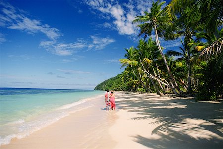 simsearch:625-01749794,k - Two people standing on the beach, Fiji Foto de stock - Sin royalties Premium, Código: 625-01252237