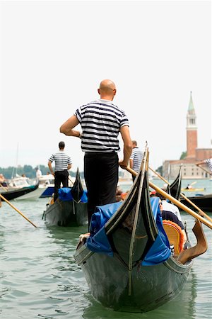 Rear view of three gondoliers standing on gondolas, Venice, Veneto, Italy Foto de stock - Sin royalties Premium, Código: 625-01252258