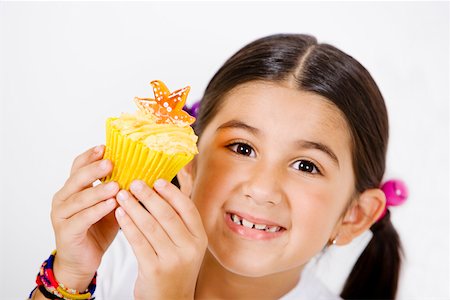 simsearch:625-01748850,k - Portrait of a girl holding a cupcake Foto de stock - Sin royalties Premium, Código: 625-01252325