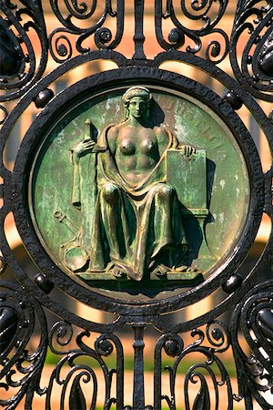 Gros plan d'une statue sur une porte, la Haye, Pays-Bas Photographie de stock - Premium Libres de Droits, Code: 625-01252457