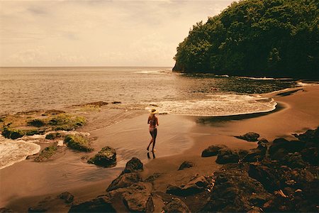 simsearch:625-01094251,k - High angle view of a woman running on the beach, Tahiti, Society Islands, French Polynesia Fotografie stock - Premium Royalty-Free, Codice: 625-01252483