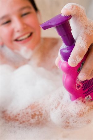 simsearch:625-01261019,k - Gros plan d'un garçon tenant un distributeur de savon dans une baignoire Photographie de stock - Premium Libres de Droits, Code: 625-01264014
