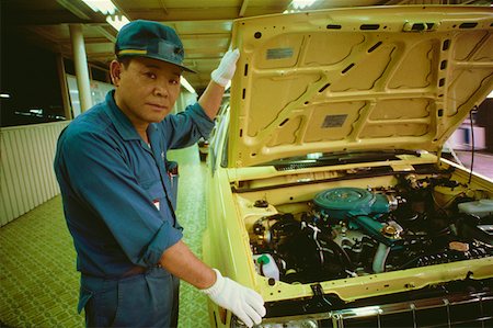 simsearch:625-01265118,k - Portrait of a male auto mechanic repairing a car, Zama, Kanagawa Prefecture, Japan Fotografie stock - Premium Royalty-Free, Codice: 625-01264015