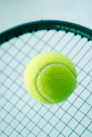 simsearch:625-01037863,k - Gros plan d'une balle de tennis sur une raquette de tennis Photographie de stock - Premium Libres de Droits, Code: 625-01264024