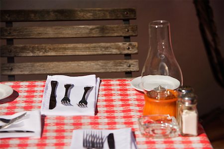 saleiro - Knifes and forks with napkins on the dining table Foto de stock - Royalty Free Premium, Número: 625-01264246