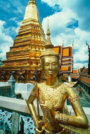 palácio real da tailândia - Statue in front of a temple, Wat Phra Kaeo, Grand Palace, Bangkok, Thailand Foto de stock - Royalty Free Premium, Número: 625-01264259