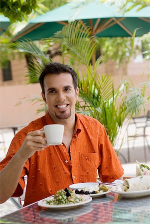 simsearch:625-02928661,k - Porträt eines Mitte Erwachsenen Mannes in einem Restaurant Tee trinken Stockbilder - Premium RF Lizenzfrei, Bildnummer: 625-01264294