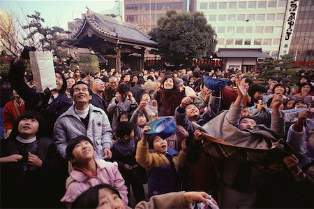 simsearch:625-01265118,k - Large group of people looking up, Tokyo Prefecture, Japan Fotografie stock - Premium Royalty-Free, Codice: 625-01264391