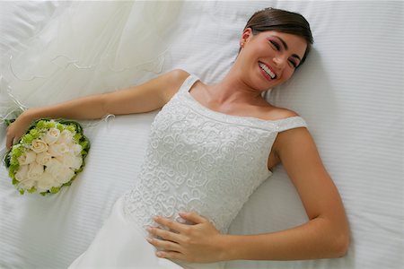 simsearch:625-01263048,k - Erhöhte Ansicht einer Braut auf dem Bett liegend und Lächeln Stockbilder - Premium RF Lizenzfrei, Bildnummer: 625-01264425