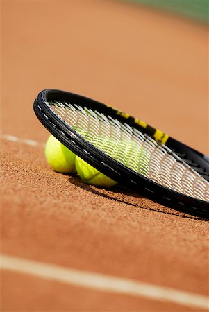 simsearch:625-01037863,k - Trois balles de tennis dans une raquette de tennis Photographie de stock - Premium Libres de Droits, Code: 625-01264455