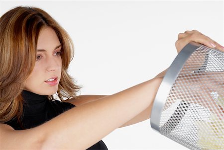 servicio público (agua, electricidad) - Close-up of a businesswoman looking inside of a wastepaper basket Foto de stock - Sin royalties Premium, Código: 625-01264456