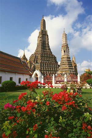 simsearch:630-03479241,k - Garden in front of a temple, Wat Arun, Bangkok, Thailand Fotografie stock - Premium Royalty-Free, Codice: 625-01264487