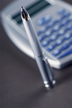 simsearch:625-00839947,k - Gros plan d'un stylo avec une calculatrice Photographie de stock - Premium Libres de Droits, Code: 625-01264512