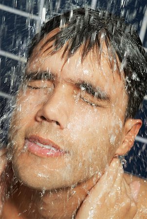 Gros plan d'un jeune homme dans la douche Photographie de stock - Premium Libres de Droits, Code: 625-01264532