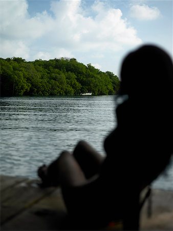 silhouette people sitting on a dock - Silhouette of a young woman Foto de stock - Sin royalties Premium, Código: 625-01264626