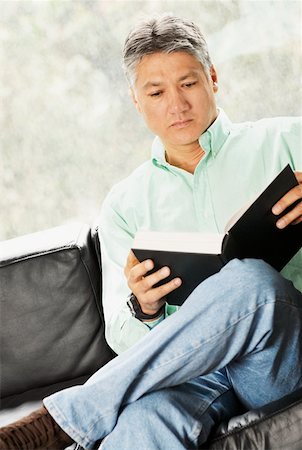 simsearch:625-01093661,k - Close-up of a senior man reading a book Stock Photo - Premium Royalty-Free, Code: 625-01264655