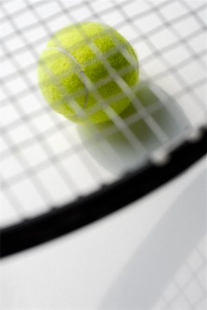 simsearch:625-01037863,k - Gros plan d'une raquette de tennis sur une balle de tennis Photographie de stock - Premium Libres de Droits, Code: 625-01264678