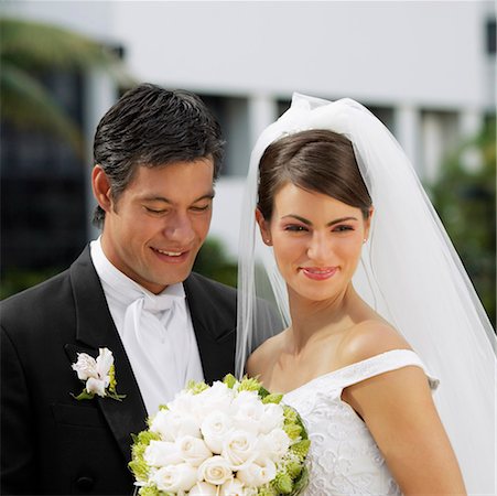 Close-up of a newlywed couple smiling Foto de stock - Sin royalties Premium, Código: 625-01264692