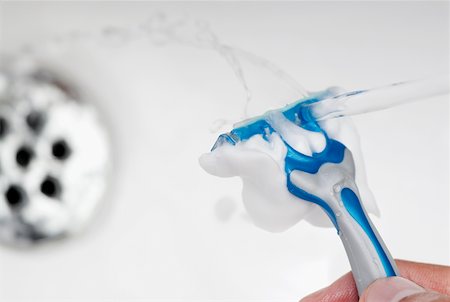 espuma de afeitar - Close-up of a human hand washing a razor Foto de stock - Sin royalties Premium, Código: 625-01264835