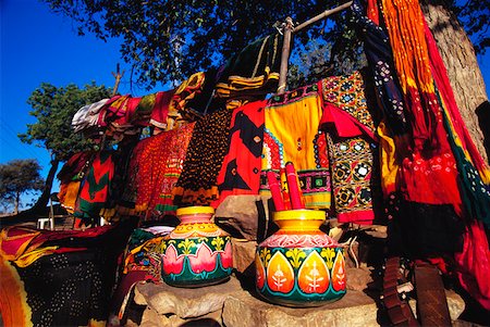 Deux décorés des pots et des vêtements à un étal de marché, Jodhpur, Rajasthan, Inde Photographie de stock - Premium Libres de Droits, Code: 625-01264884