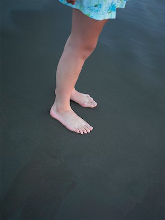 simsearch:693-03307023,k - Niedrige Schnittansicht eines Mädchens am Strand stehend Stockbilder - Premium RF Lizenzfrei, Bildnummer: 625-01264888