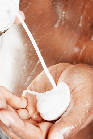 Close-up of a person pouring shampoo in his hand Stock Photo - Premium Royalty-Free, Code: 625-01260654