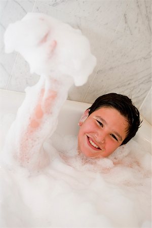 Portrait d'un garçon souriant dans un bain moussant Photographie de stock - Premium Libres de Droits, Code: 625-01260676