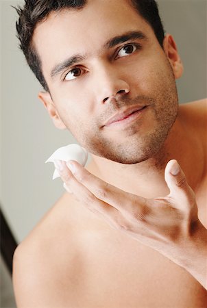 espuma de afeitar - Close-up of a young man applying shaving cream on his face Foto de stock - Sin royalties Premium, Código: 625-01260948