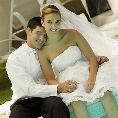 simsearch:673-02138947,k - Porträt von einem frisch verheirateten Paar sitzt am Pool Stockbilder - Premium RF Lizenzfrei, Bildnummer: 625-01261053