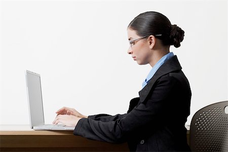 simsearch:625-01261416,k - Side profile of a businesswoman using a laptop Foto de stock - Royalty Free Premium, Número: 625-01261084