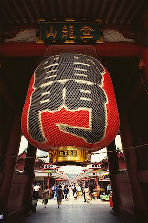 simsearch:693-03312841,k - Japanese lantern hanging on the gate at a temple, Kaminarimon Gate, Asakusa Kannon Temple, Asakusa, Tokyo Prefecture, Japan Fotografie stock - Premium Royalty-Free, Codice: 625-01261094