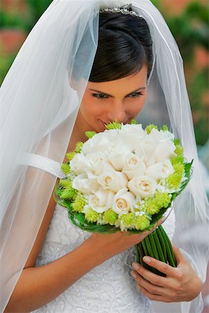 simsearch:673-02138947,k - Erhöhte Ansicht einer Braut einen Strauß Blumen riechen Stockbilder - Premium RF Lizenzfrei, Bildnummer: 625-01261108