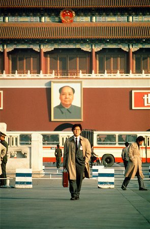 simsearch:625-01264806,k - Homme d'affaires marchant devant un palais, Tiananmen porte de la paix céleste, place Tiananmen, Pékin, Chine Photographie de stock - Premium Libres de Droits, Code: 625-01261254