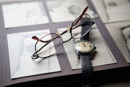 simsearch:625-00898463,k - Gros plan d'une montre-bracelet et une paire de lunettes Photographie de stock - Premium Libres de Droits, Code: 625-01261348
